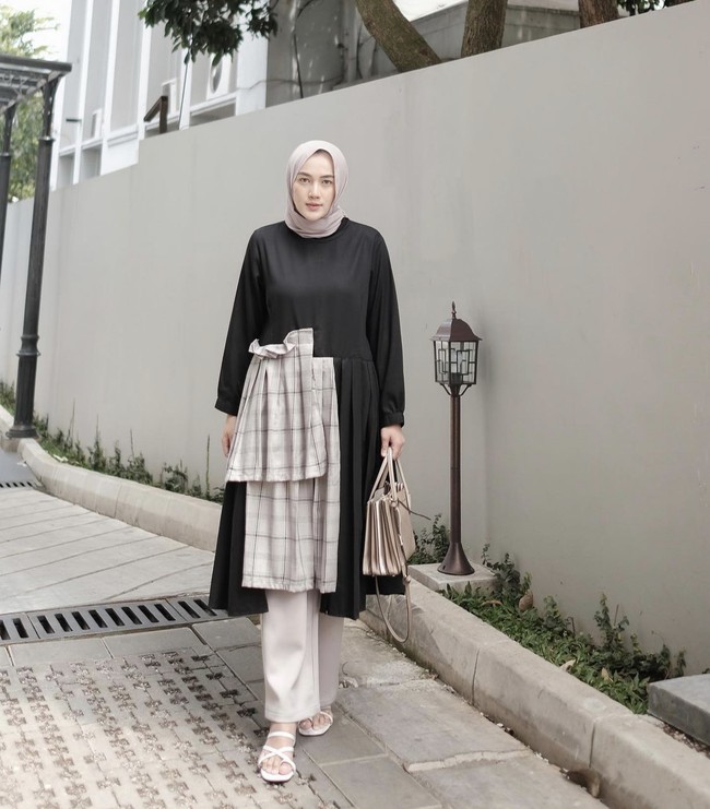 Tunik menjadi gaya andalan hijabers Tanah Air. Tunik yang memiliki detail ruffle berlayer ini juga bisa jadi pilihan untuk OOTD hijab Lebaran. Kamu bisa memadukannya dengan hijab dan celana berwarna senada. Foto: Dok. Instagram @ashryrabani.