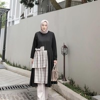 Tunik menjadi gaya andalan hijabers Tanah Air. Tunik yang memiliki detail ruffle berlayer ini juga bisa jadi pilihan untuk OOTD hijab Lebaran. Kamu bisa memadukannya dengan hijab dan celana berwarna senada. Foto: Dok. Instagram @ashryrabani.
