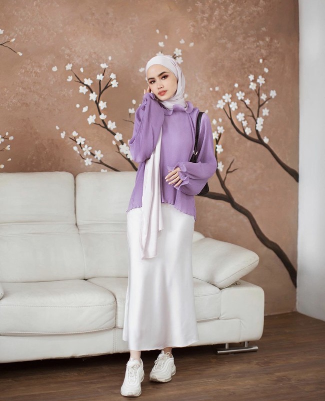 Lilac yang masih menjadi tren 2021 juga bisa kamu kenakan saat Lebaran lho! Kamu bisa memadukan atasan lilac dengan hijab dan juga rok putih. Hasilnya akan seperti ini, terlihat feminin ya! Foto: Dok. Instagram @sashfir.