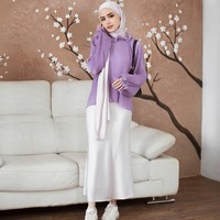 Lilac yang masih menjadi tren 2021 juga bisa kamu kenakan saat Lebaran lho! Kamu bisa memadukan atasan lilac dengan hijab dan juga rok putih. Hasilnya akan seperti ini, terlihat feminin ya! Foto: Dok. Instagram @sashfir.
