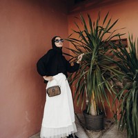 Gaya monokrom juga bisa kamu aplikasikan untuk OOTD hijab Lebaran 2021. Rok bahan lace bisa kamu padukan dengan shirt dan hijab pashmina hitam. Ditambah dengan ankle boots hitam dan sling bag. Foto: Dok. Instagram @anaoctarina.