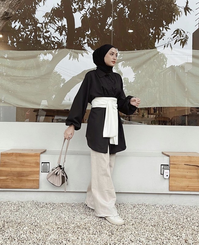 OOTD hijab Lebaran yang terakhir, kamu bisa memakai atasan hitam dengan detail belt atau obi di bagian pinggang. Padu-padan ini membuat badan kamu terlihat lebih langsing.  Foto: Dok. Instagram @helminursifah.