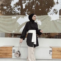 OOTD hijab Lebaran yang terakhir, kamu bisa memakai atasan hitam dengan detail belt atau obi di bagian pinggang. Padu-padan ini membuat badan kamu terlihat lebih langsing.  Foto: Dok. Instagram @helminursifah.