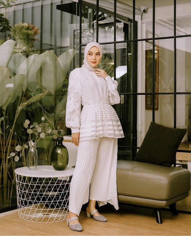 Blouse perpaduan bahan lace dan brokat ini juga bisa kamu pakai saat salat Ied. Tampil serba putih membuat kamu terlihat berbeda. Foto: Dok. Instagram @tiqasya.