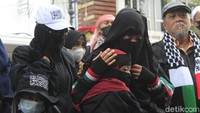 Massa yang berjumlah puluhan orang itu menyampaikan aspirasinya di depan Gedung Merdeka, Kota Bandung, Rabu (12/5/2021).