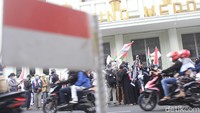 Sejumlah perempuan yang menjadi peserta aksi menangis saat orasi tentang Palestina yang diserang diperdengarkan.