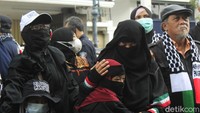 Penanggung jawab aksi Muhammad Roinul Balad mengatakan,aksi ini digelar untuk menghentikan pelanggaran HAM berat yang dilakukan Israel.