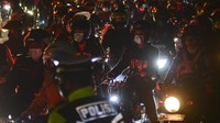Sejumlah pemudik motor memadati di Jalur Selatan Pos penyekatan leter U Gentong, Kabupaten Tasikmalaya, Jawa Barat, Rabu (12/5/2021) dini hari. ANTARA FOTO/Adeng Bustomi  