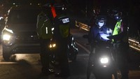 Akibat kepadatan antrean kendaraan pemudik pada H-1 yang melintas di jalur Selatan menuju Tasikmalaya, Ciamis dan Jawa Tengah, Polres Tasikmalaya Kota meloloskan pemudik tetapi sempat menyekat pemudik yang masuk ke daerah tujuan. ANTARA FOTO/Adeng Bustomi  