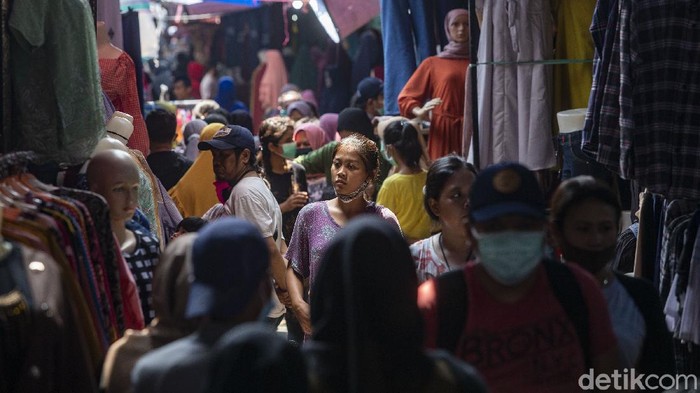 Pedagang Kaki Lima (PKL) tetap berjualan di Trotoar Pasar Tanah Abang, Jakarta, Rabu (12/5/2021). Meski hari raya Idul Fitri tinggal satu hari lagi para pedagang tetap berjualan di trotoar.
