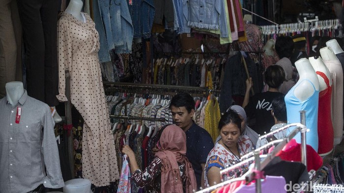 Pasar Tutup, PKL Tanah Abang Gelar Lapak di Trotoar Pedagang Kaki Lima (PKL) tetap berjualan di Trotoar Pasar Tanah Abang, Jakarta, Rabu (12/5/2021). Meski hari raya Idul Fitri tinggal satu hari lagi para pedagang tetap berjualan di trotoar.