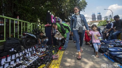 Foto-foto PKL Tanah Abang Gelar Lapak di Trotoar
