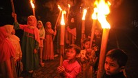 Sejumlah anak mengikuti pawai obor di Komplek Grand Cinunuk Indah, Kabupaten Bandung, Jawa Barat, Rabu (12/5/2021). ANTARA FOTO/Raisan Al Farisi