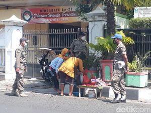 Saat Lapak Penjual Bunga dan Penukaran Uang Ditertibkan Satpol PP Bojonegoro