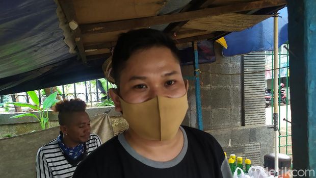 Penjual bunga di TPU Karet Bivak
