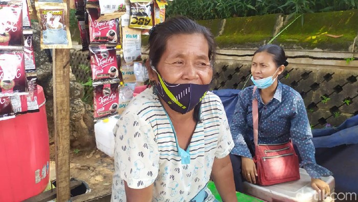 Penjual bunga di TPU Karet Bivak