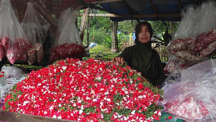 Penjual bunga di TPU Pondok Kelapa, Jakarta Timur sepi pembeli karena ziarah makam ditiadakan