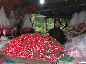 Penjual Bunga TPU Pondok Kelapa Kecewa Kabar Ziarah Ditiadakan Tiba-tiba