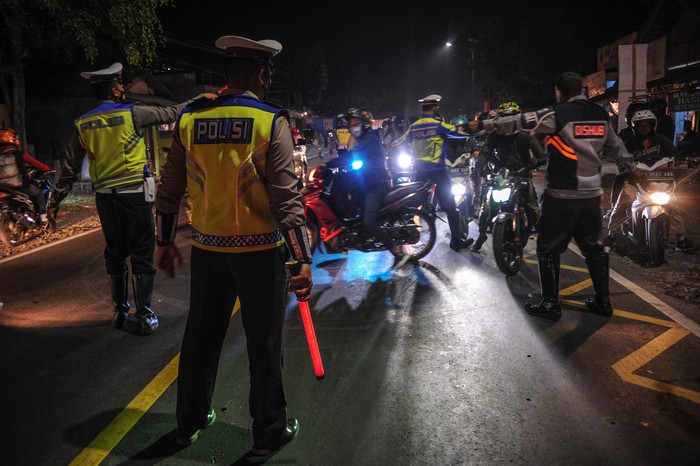 Petugas Kepolisian memutarbalikan kendaraan roda dua di posko penyakatan mudik Limbangan, Kabupaten Garut, Jawa Barat, Selasa (11/5/2021). Pada H-2 Idul Fitri 1442 H, petugas di posko penyekatan mudik Limbangan memutarbalikan ratusan pengendara roda dua yang hendak mudik ke arah Tasikmalaya, Ciamis dan Jawa Tengah. ANTARA FOTO/Raisan Al Farisi/foc.