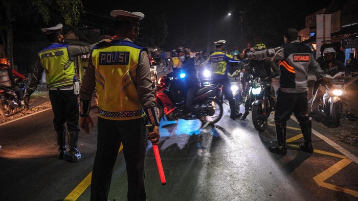 Petugas Kepolisian memutarbalikan kendaraan roda dua di posko penyakatan mudik Limbangan, Kabupaten Garut, Jawa Barat, Selasa (11/5/2021). Pada H-2 Idul Fitri 1442 H, petugas di posko penyekatan mudik Limbangan memutarbalikan ratusan pengendara roda dua yang hendak mudik ke arah Tasikmalaya, Ciamis dan Jawa Tengah. ANTARA FOTO/Raisan Al Farisi/foc.