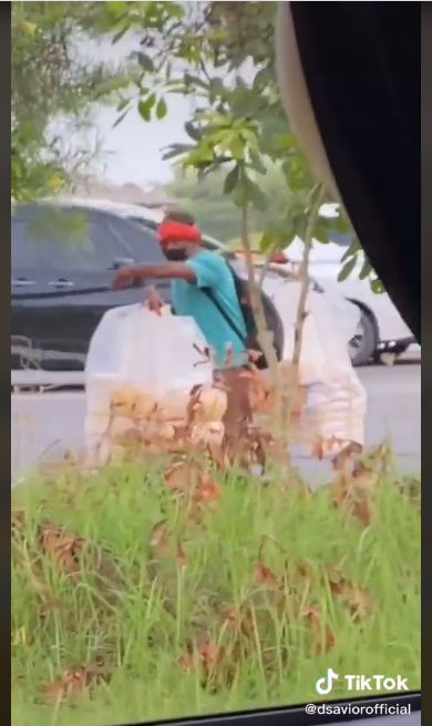 Salut! Perjuangan Penjual Kerupuk Jualan Lintas Provinsi dengan Jalan Kaki