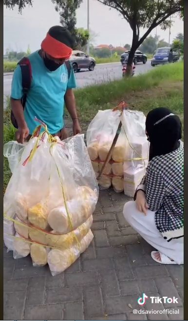 Salut! Perjuangan Penjual Kerupuk Jualan Lintas Provinsi dengan Jalan Kaki