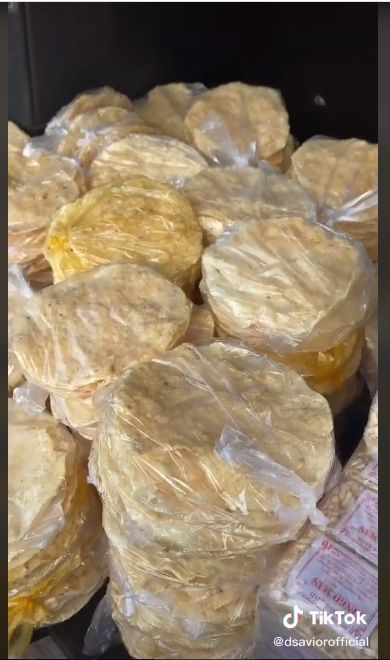 Salut! Perjuangan Penjual Kerupuk Jualan Lintas Provinsi dengan Jalan Kaki