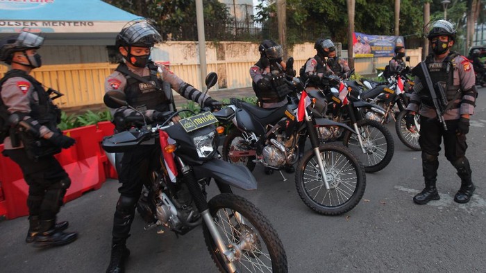 Personil kepolisian melaksankan apel kesiagaan  di Pos Penjagaan, Kawasan Bundaran HI, Jakarta, Rabu (12/5/2021). Polda Metro Jaya menerjunkan sebanyak 6.992 personel dan menyiapkan 17 pos checkpoint untuk mencegah kerumunan sekaligus tindaklanjut pelarangan pemerintah terkait pelaksanaan takbir keliling, hal ini sejalan dengan penerapan protokol kesehatan akibat Pandemi COVID-19. ANTARA FOTO/ Reno Esnir/foc.