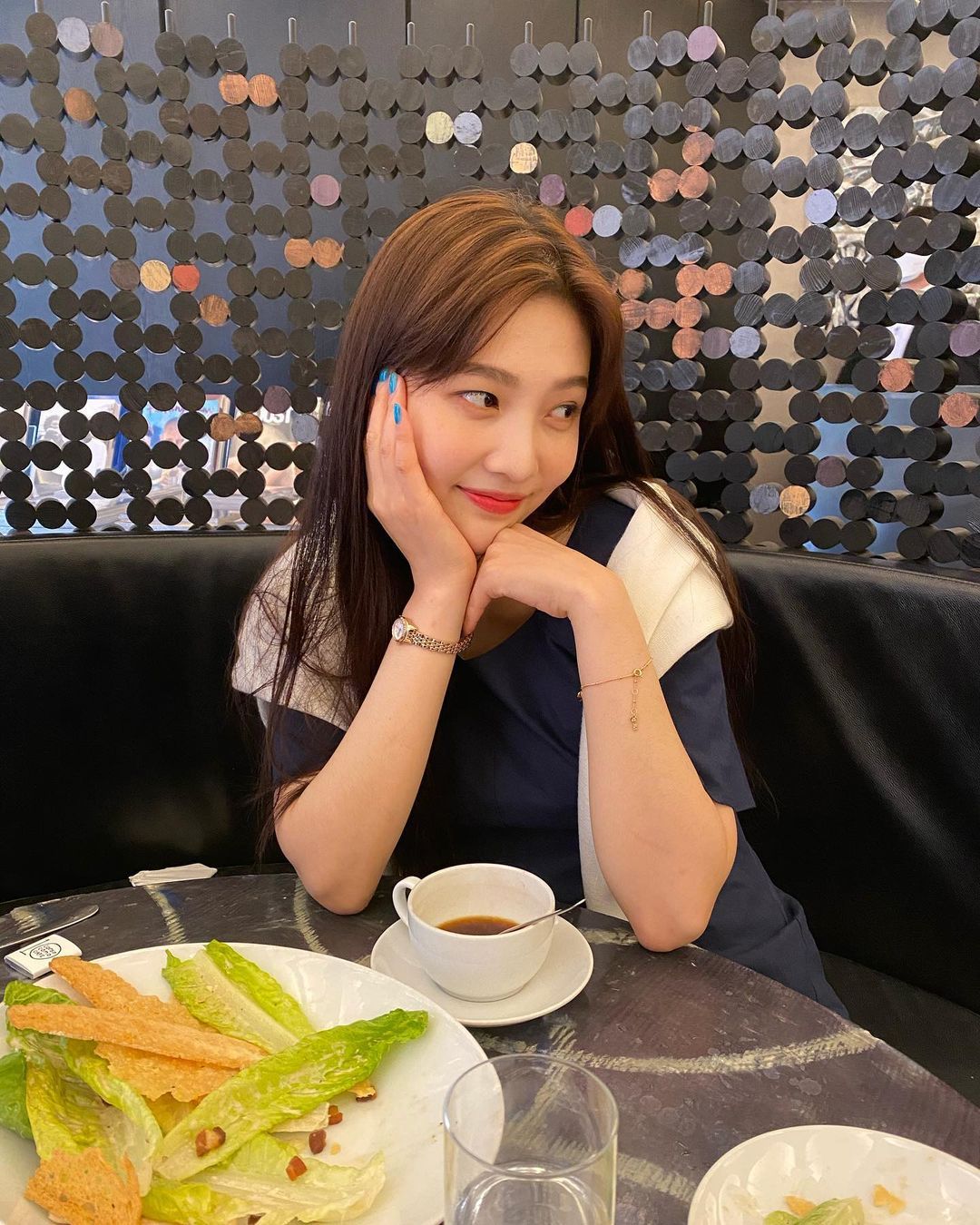 Pesona Cantik Joy 'Red Velvet' Saat Pose Bareng Cake