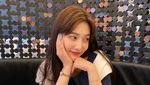 Pesona Cantik Joy Red Velvet Saat Pose Bareng Cake