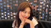 Dalam event bersama brand fashion mewah, Joy diundang sebagai tamu. Ia menikmati secangkir kopi dan olahan sayuran menyehatkan. Foto: Instagram _imyour_joy