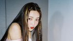 Pesona Cantik Joy Red Velvet Saat Pose Bareng Cake
