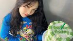 Pesona Cantik Joy Red Velvet Saat Pose Bareng Cake