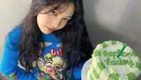 Wanita kelahiran Jeju ini mendapat kiriman kue ulang tahun. Didominasi warna hijau, kue untuk Joy terlihat manis banget! Foto: Instagram _imyour_joy