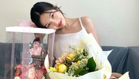 Kalau ini momen manis Joy saat mendapat dukungan dari salah satu brand make up. Ia mendapat buket bunga dan kue yang menampilkan sosok dirinya. Foto: Instagram _imyour_joy