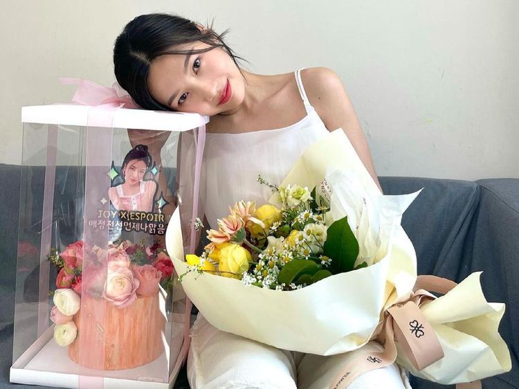 Pesona Cantik Joy Red Velvet Saat Pose Bareng Cake