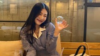 Nongkrong di Kafe, Joy ditemani banyak minuman dingin. Kira-kira apa ya minuman favoritnya? Foto: Instagram _imyour_joy