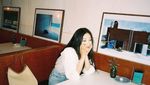 Pesona Cantik Joy Red Velvet Saat Pose Bareng Cake