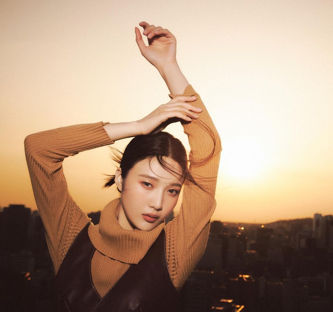 Pesona Cantik Joy 'Red Velvet' Saat Pose Bareng Cake