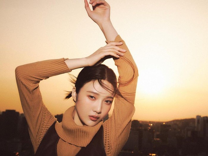 Pesona Cantik Joy ‘Red Velvet’ Saat Pose Bareng Cake