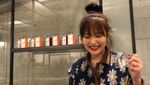 Pesona Cantik Joy Red Velvet Saat Pose Bareng Cake