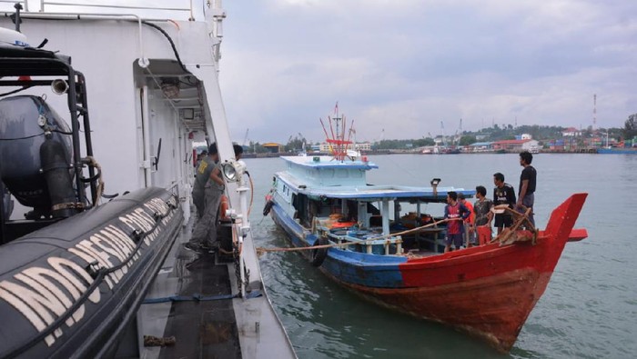 Petugas Bakamla jemput 8 nelayan Indonesia yang ditangkap Malaysia
