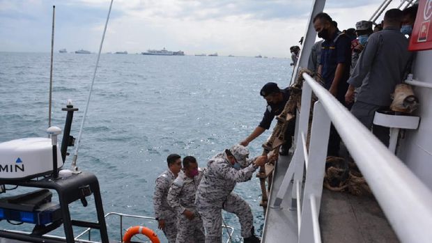 Petugas Bakamla jemput 8 nelayan Indonesia yang ditangkap Malaysia