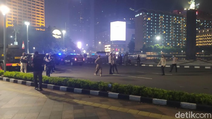Petugas melakukan penutupan di Jalan Sudirman-Thamrin malam ini (Dyas/detikcom)
