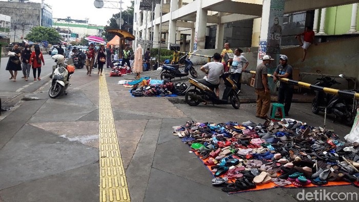 PKL di trotoar Pasar Tanah Abang