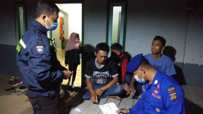 Polisi air datangi rumah warga di Buleleng yang jadi tempat penampungan calon pemudik