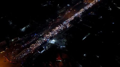 Pos Penyekatan di Karawang Macet Banget
