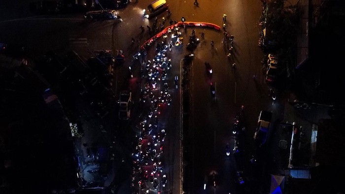 Pos Penyekatan di Karawang Macet Banget Foto udara kendaraan pemudik memutarbalik saat melintasi posko penyekatan mudik di Tanjungpura, Karawang, Jawa Barat, Rabu (12/5/2021) dini hari. Petugas gabungan memutarbalikkan pemudik yang melintasi pos penyekatan pada H-1 Hari Raya Idul Fitri 1442 H. ANTARA FOTO/M Ibnu Chazar/nz