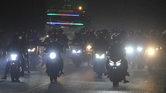 Potret Kepadatan Pemudik Motor di Lintas Pantura Semalam Pemudik sepeda motor memadati jalur pantura Widasari, Indramayu, Jawa Barat, Selasa (11/5/2021) malam. Memasuki H-2 jelang Hari Raya Idul Fitri 1442 H, volume kendaraan yang melintas di jalur pantura Indramayu dari arah Jakarta menuju Jawa Tengah mengalami peningkatan. ANTARA FOTO/Dedhez Anggara/foc.
