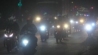 Pemudik sepeda motor memadati jalur pantura Widasari, Indramayu, Jawa Barat, Selasa (11/5/2021) malam. 